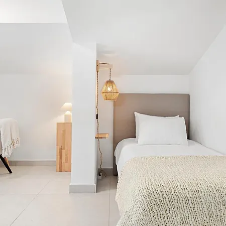 4br Penthouse W Pool & Parking 500m From The *