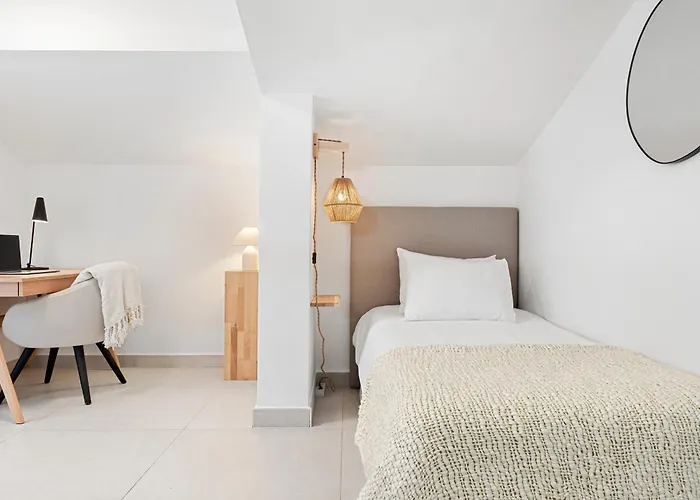 4br Penthouse W Pool & Parking 500m From The *