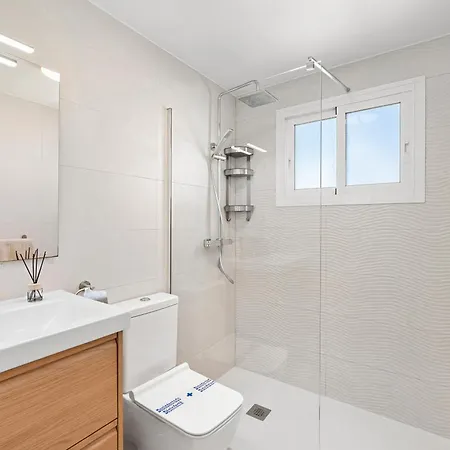 4br Penthouse W Pool & Parking 500m From The *